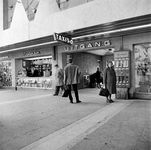 152587 Interieur van het N.S.-station Rotterdam C.S. te Rotterdam: uitgang in de kal, met enkele kiosken.